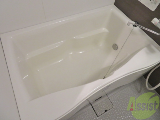 バス・シャワールーム　バスルームは狭すぎず、シャワーも浴びやすそうです。