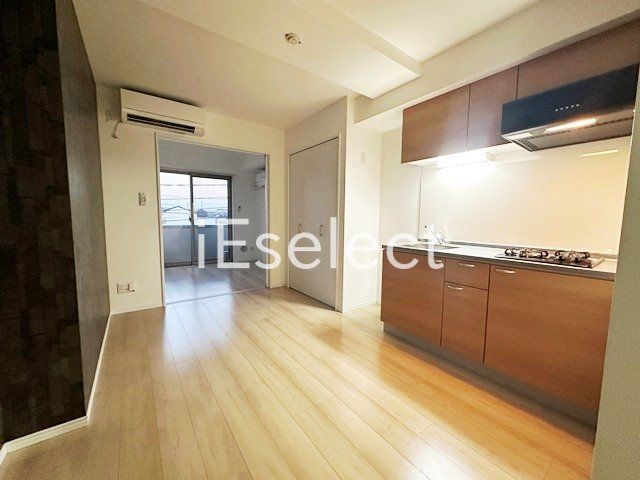 居室・リビング　アクセントクロスがおしゃれなリビングです