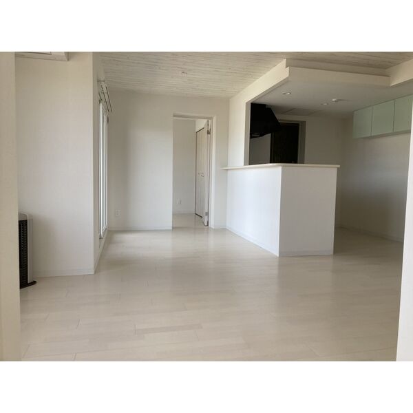 居室・リビング　白基調の明るいお部屋です♪