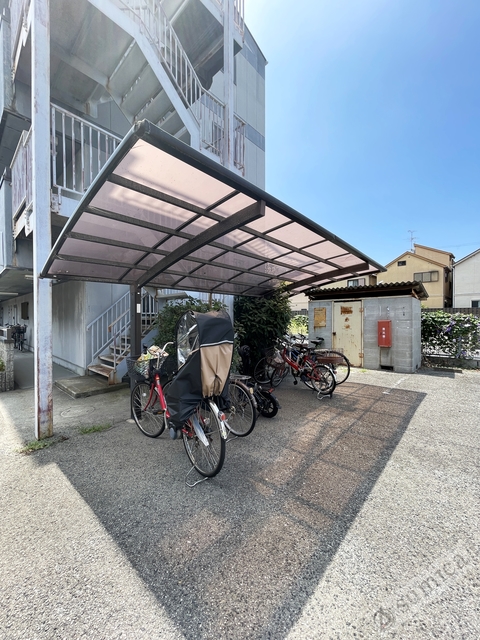 その他共有部分　屋根付き駐輪場完備！