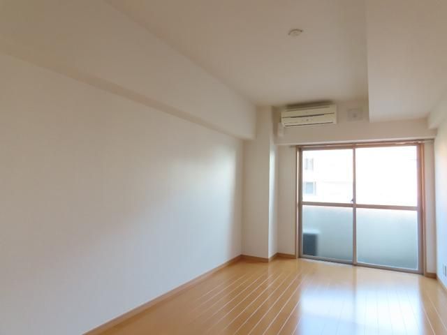 居室・リビング　■洋室8.9帖■ピクチャーレール■エアコン■２面採光