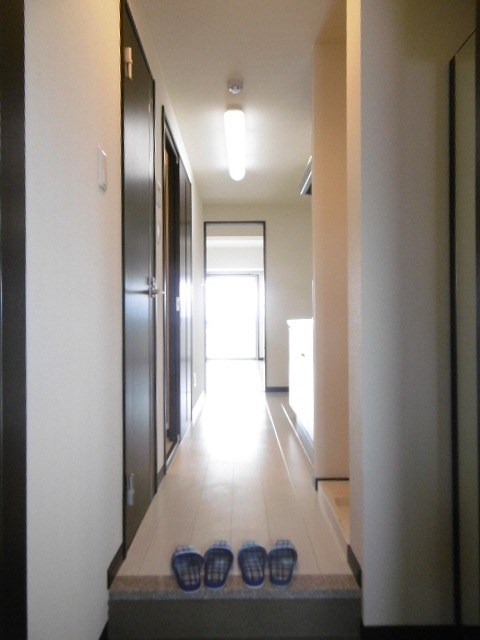玄関　※写真は511号室のお部屋です。