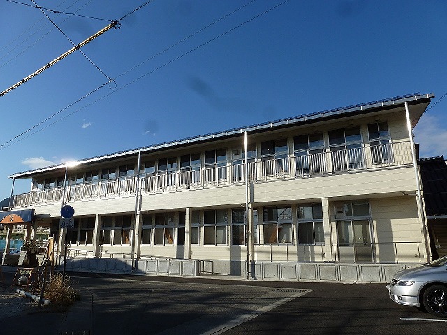 小学校　長野市立三輪小学校（小学校）まで617m