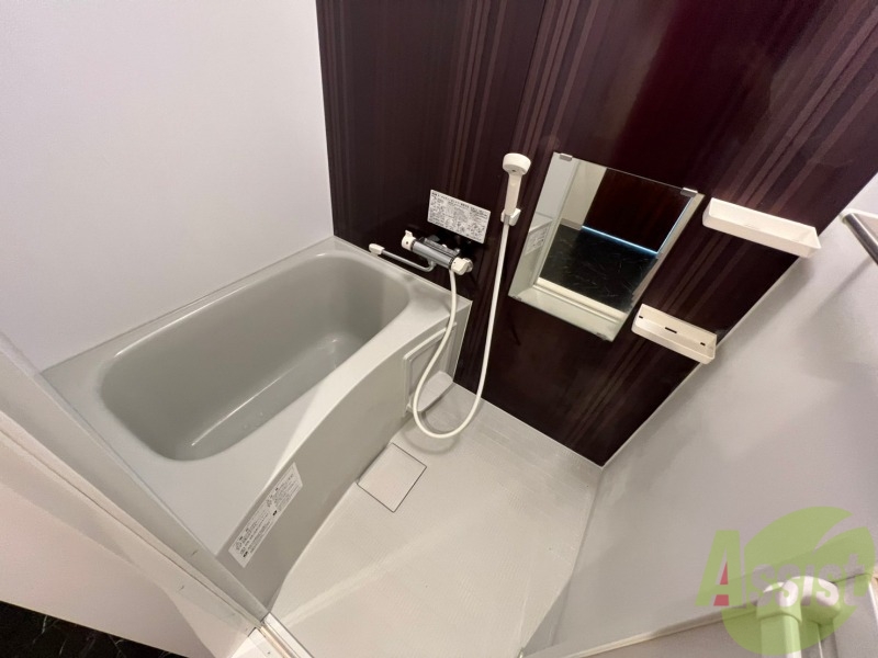 バス・シャワールーム　バスルームは狭すぎず、シャワーも浴びやすそうです。