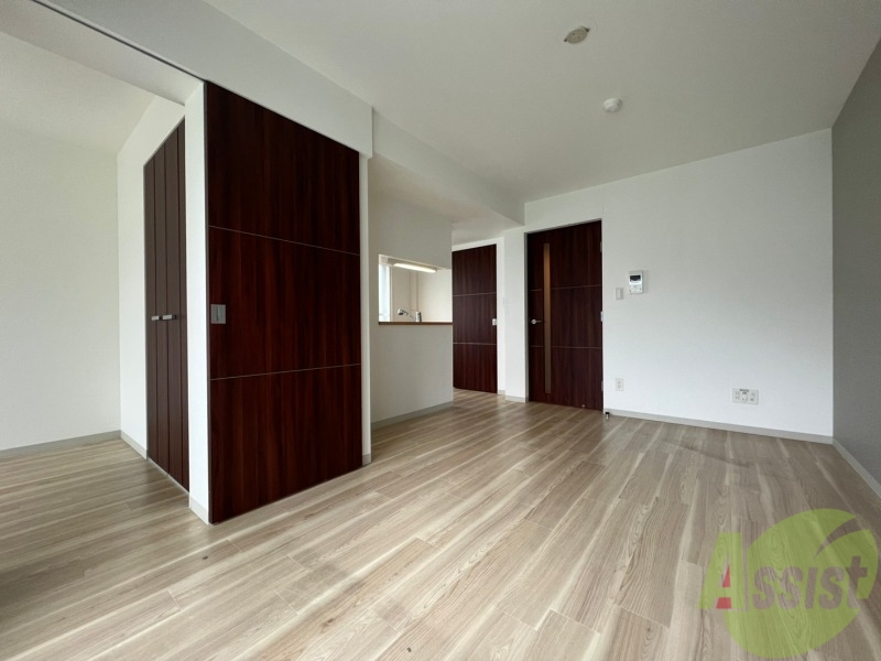 居室・リビング　白さが清潔感を出してくれます。お部屋も明るいですね。