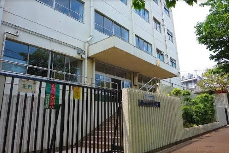中学校　世田谷区立駒沢中学校（中学校）まで573m