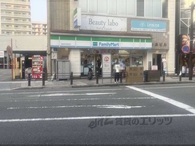 コンビニ　ファミリーマート阪急伊丹駅前店（コンビニ）まで300m