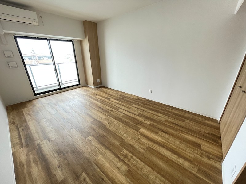 居室・リビング　※402号室の写真です。