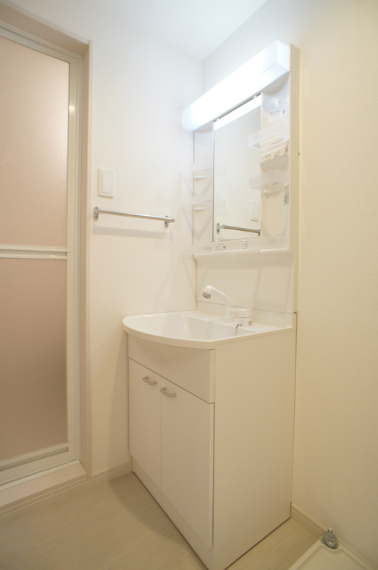 洗面設備　独立洗面台、朝の身支度には欠かせません