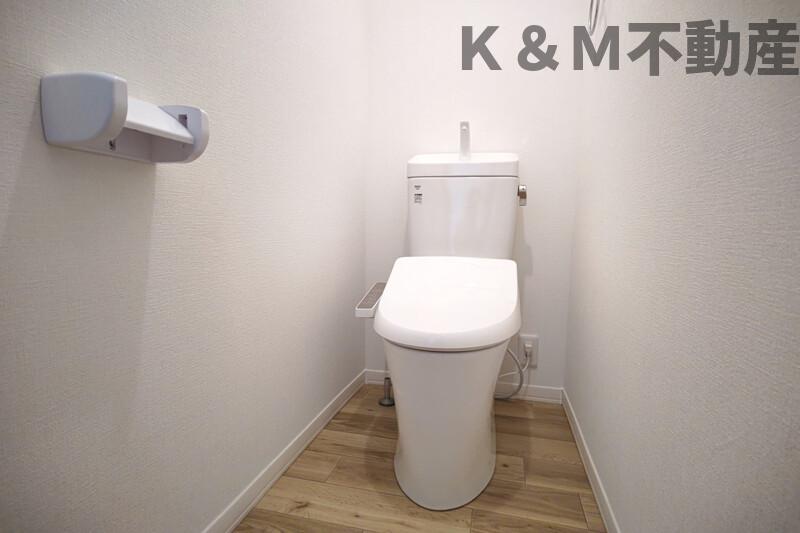 トイレ　落ち着いた色調のトイレです