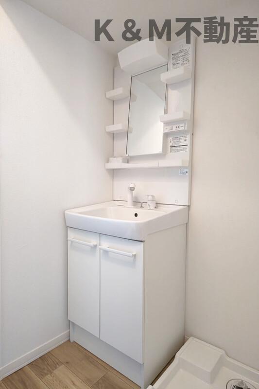 洗面設備　明るい洗面所です