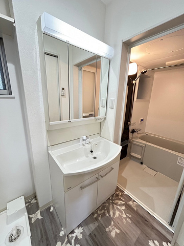 洗面設備　明るい洗面所です