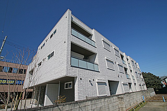 建物外観　3階建てオートロック付き