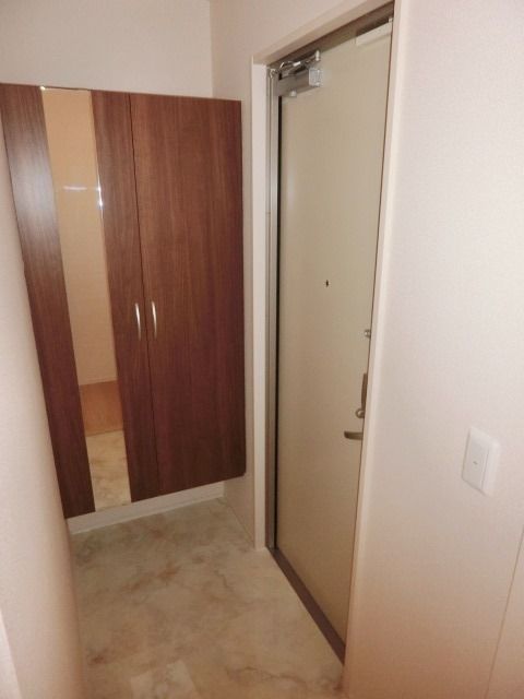 玄関　鏡付きで身だしなみバッチリ