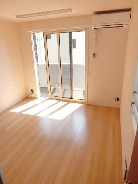 居室・リビング　2面採光で開放感ある洋室