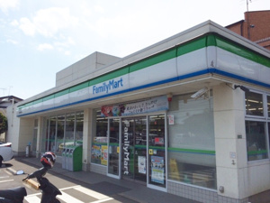 コンビニ　ファミリーマート世田谷成城通り店（コンビニ）まで275m