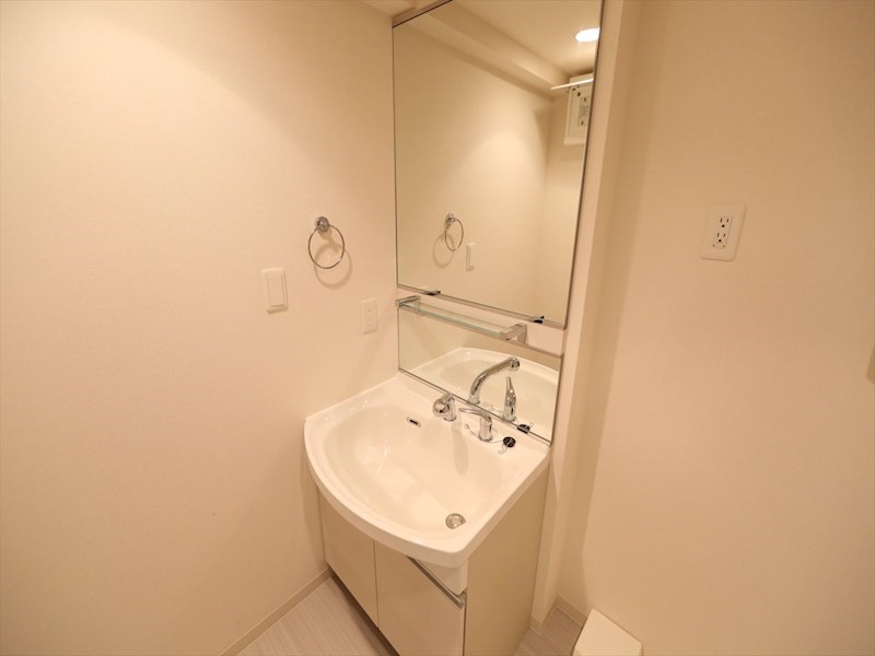 洗面設備　脱衣所　独立洗面台（シャンプードレッサー付）収納スペース有
