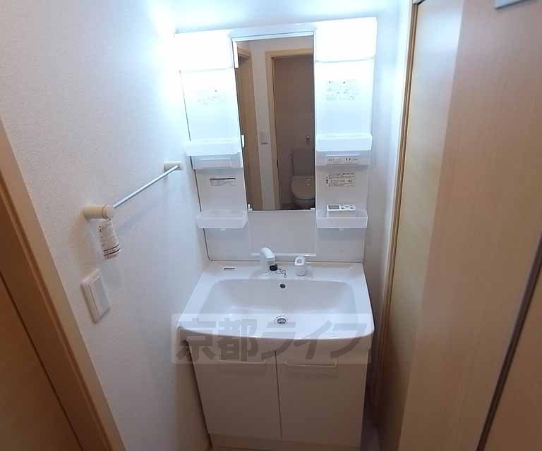 洗面設備　きれいな独立洗面台です。