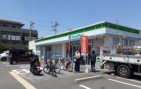 コンビニ　ファミリーマート様（コンビニ）まで400m