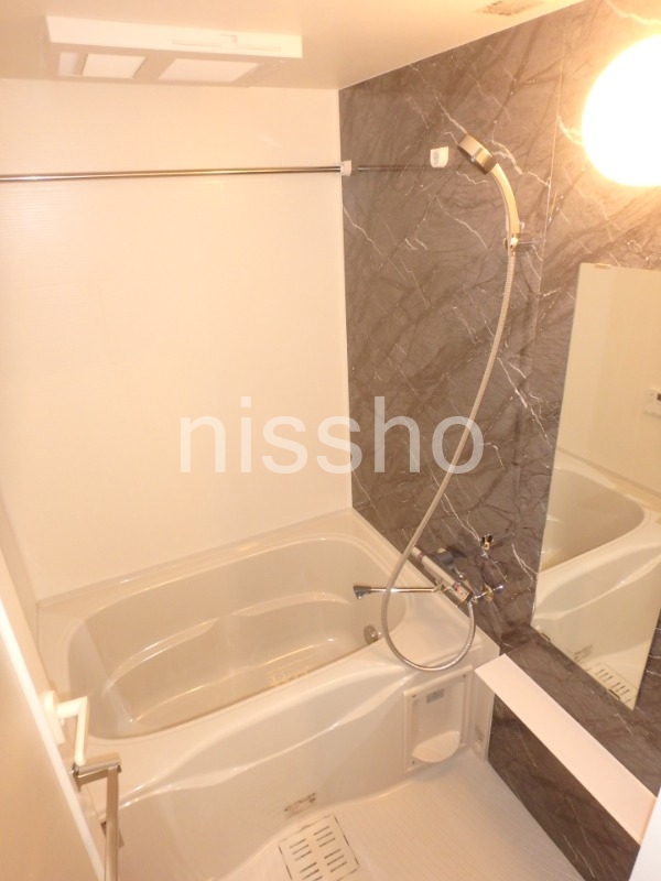 バス・シャワールーム　浴室乾燥機・追い焚き付き♪