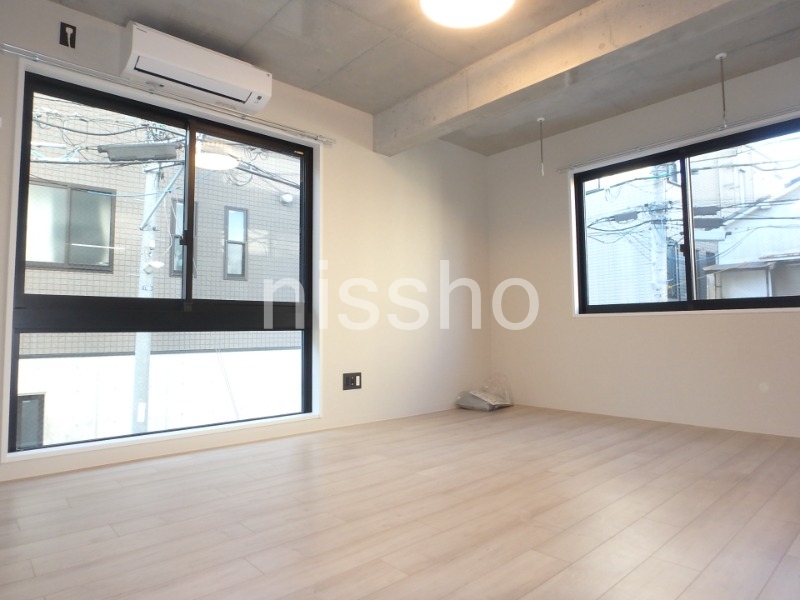 居室・リビング　２面採光の明るい南西向きのLDK！