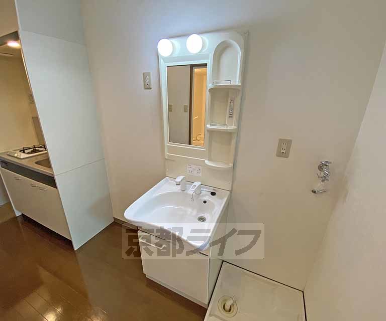 洗面設備　綺麗な洗面化粧台です。