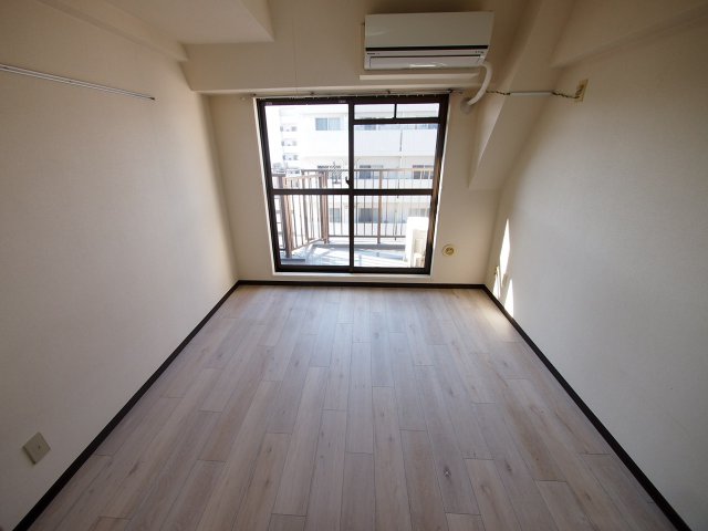 居室・リビング　最上階・南西向きで明るい居室