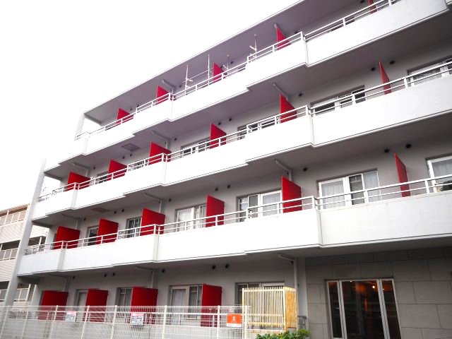 建物外観　シンプルで落ち着いたデザインの外観です