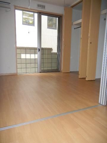 居室・リビング　★洋室５帖！★