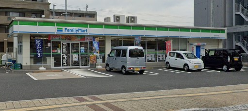 コンビニ　ファミリーマート（コンビニ）まで827m
