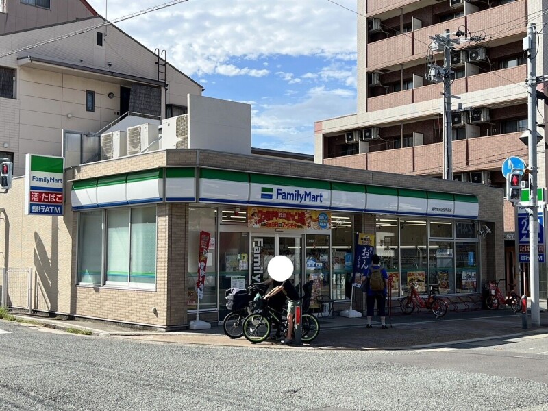 コンビニ　ファミリーマート福岡城南区役所前店（コンビニ）まで383m