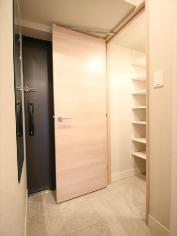 玄関　玄関　シューズクロークあります