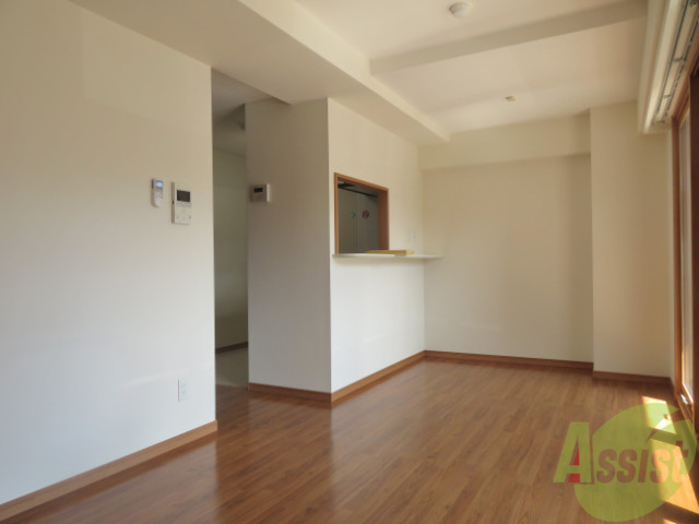 居室・リビング　リビングは、広々していて陽当たりもよさそうですね。