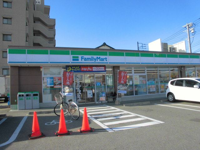 コンビニ　ファミリーマート（コンビニ）まで210m