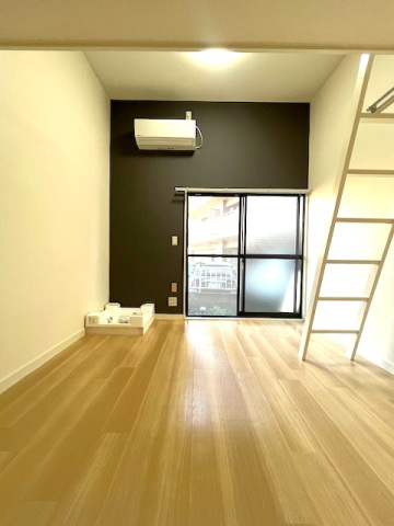 居室・リビング　※他号室の写真です。