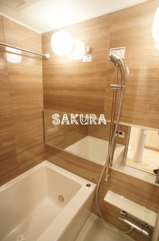 バス・シャワールーム　嬉しい追い焚き・浴室乾燥機付きです♪