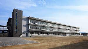 中学校　中部中学校（中学校）まで560m