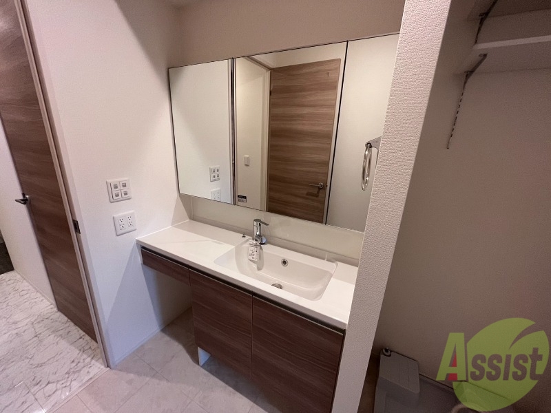 洗面設備　洗面台はこちら、広々して使いやすそうですね。