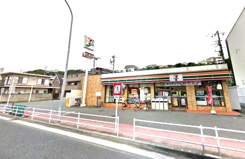 コンビニ　セブンイレブン（コンビニ）まで676m