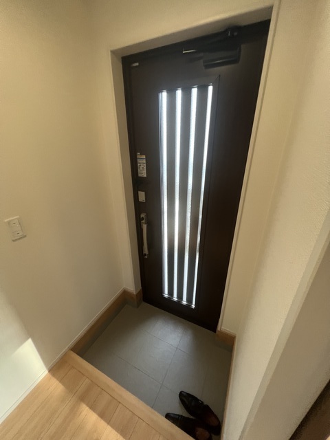 玄関　シューズボックスも正面にたっぷり。