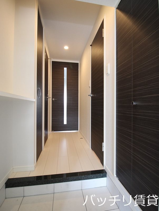 玄関　別号室写真の為、現況を優先致します。