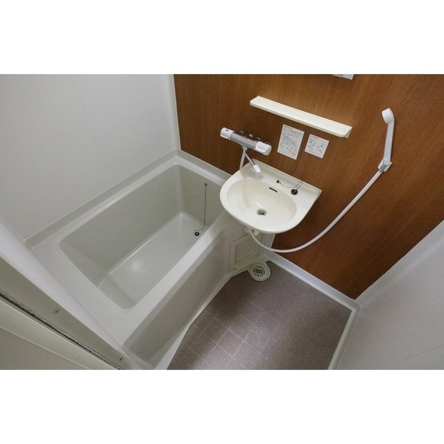 バス・シャワールーム　室内設備変更前の画像です