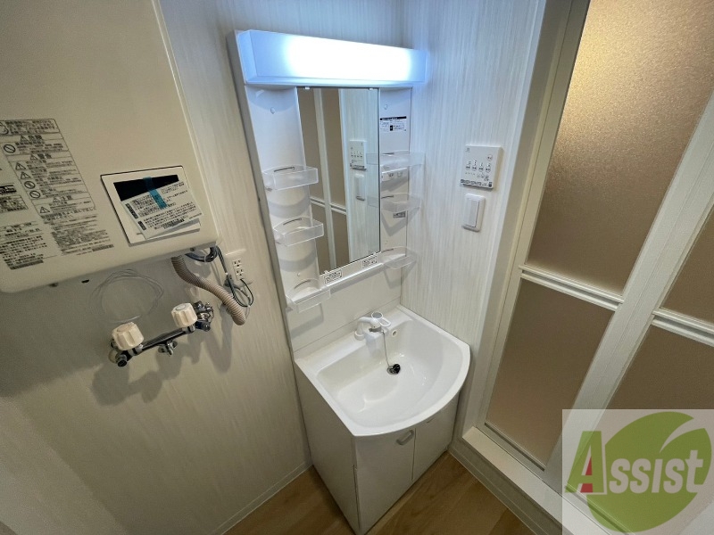 洗面設備　独立洗面台です。大きくてよいですね。シャンプーもできます！