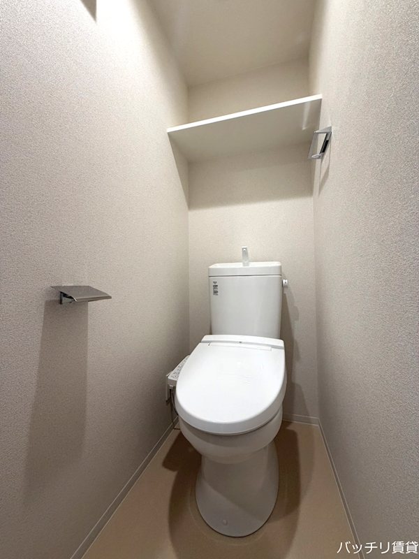 トイレ　画像は別号室タイプの為現状を優先致します。