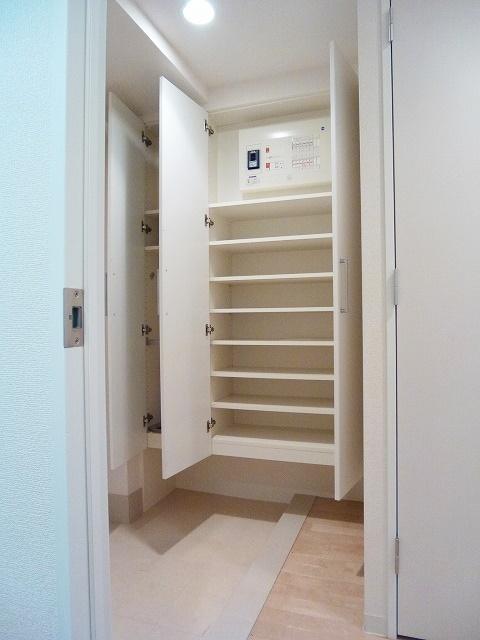 玄関　収納豊富なトールタイプのシューズＢＯＸ