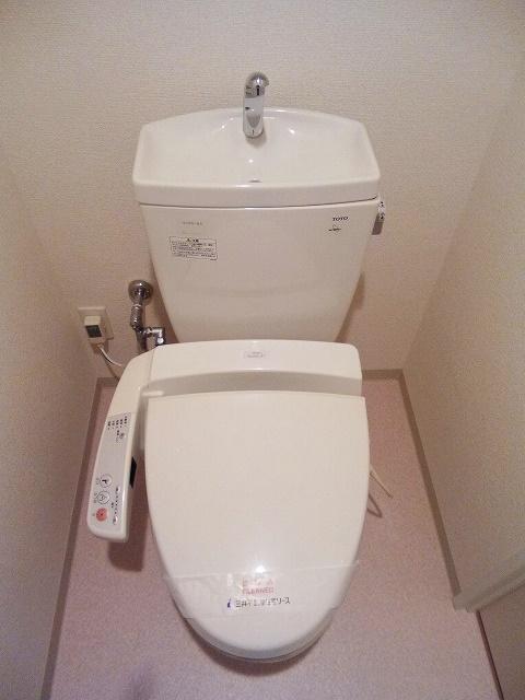 トイレ　温水洗浄便座です