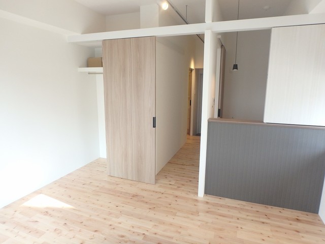 居室・リビング　写真は別フロアの物になります。