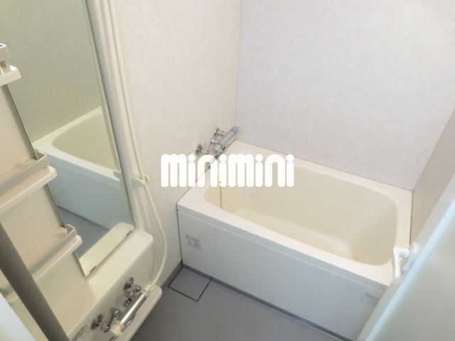 バス・シャワールーム　大きい鏡付き。浴室乾燥機付き。