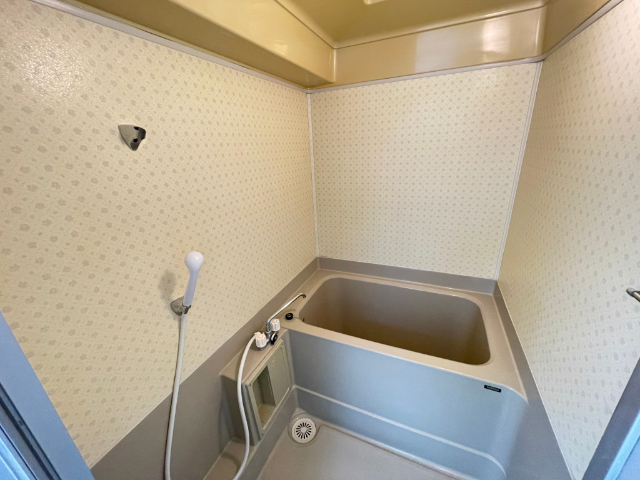 バス・シャワールーム　ゆったりとしたバスルーム