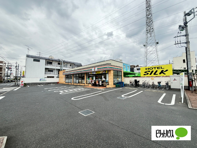 コンビニ　セブンイレブン足立花保南店（コンビニ）まで202m